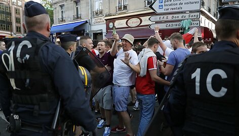 Policija ramino Anglijos ir Verlso sirgalius