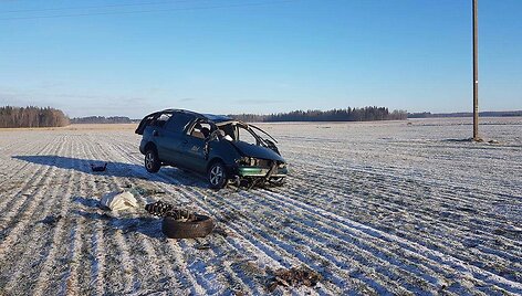 Automobilis vertėsi kelis kartus