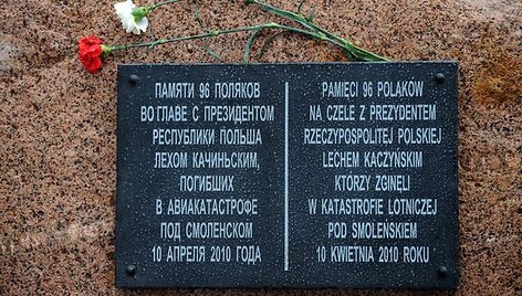 Naujoji lentelė ant paminklinio akmens Smolenske