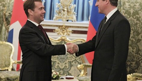 Dmitrijus Medvedevas (kairėje) ir Davidas Cameronas (de&scaron;inėje)