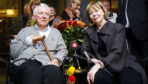 Tomas Transtroemeris su žmona (dešinėje)