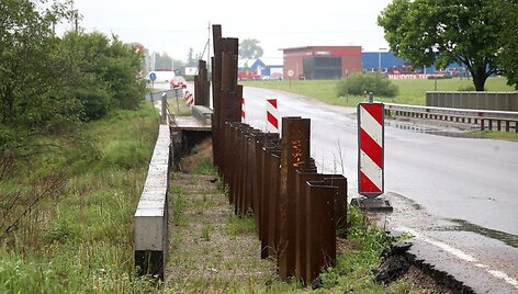 Tilto Dotnuvoje rekonstrukcija į neviltį varo tiek vietos gyventojus, tiek ir valstybinės reik&scaron;mės keliu Jonava&ndash;Kėdainiai&ndash;&Scaron;eduva vykstančius vairuotojus