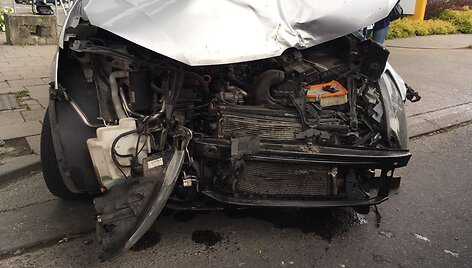 Po smūgio automobilis įlėkė į griovį