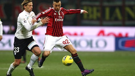 Marius Stankevičius dėl kamuolio kovoja su Stephanu El Shaarawy