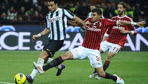 Fabio Quaglierella (kairėje) kovoja su Thiago Silva
