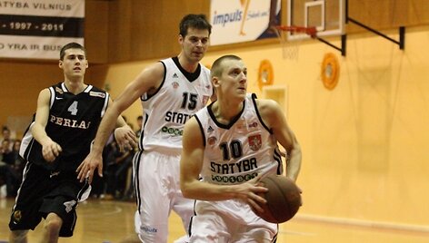 Su kamuoliu &bdquo;Statybos&ldquo; žaidėjas Martynas Paliukėnas