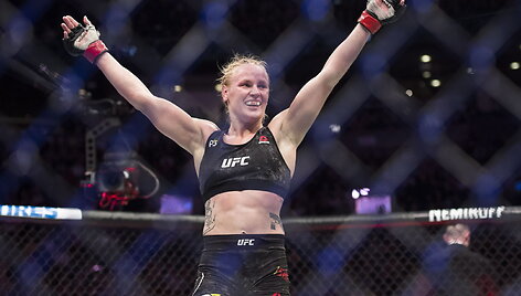  Joanna Jedrzejczyk prie&scaron; Valentiną &Scaron;evčenko