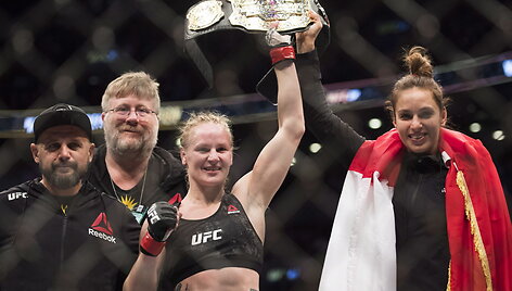  Joanna Jedrzejczyk prie&scaron; Valentiną &Scaron;evčenko