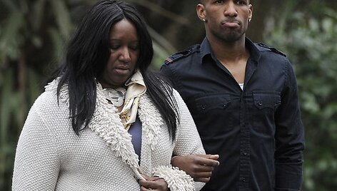 Jermainas Defoe su motina atvyksta į ligoninę