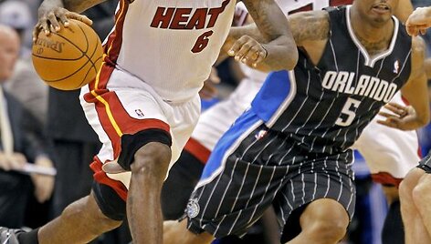 Su kamuoliu LeBronas Jamesas