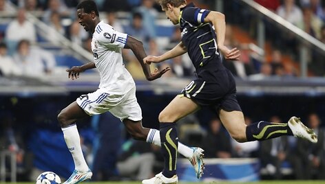 Su kamuoliu  Emmanuelis Adebayoras