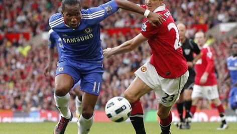 Dėl kamuolio kovoja Jonny Evansas ir Didier Drogba