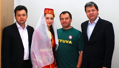 I&scaron; kairės: Alijus Aleksandrovičius, Marija Maisutovič, LIF atstovas Valdas Malinauskas ir Adas Jakubauskas