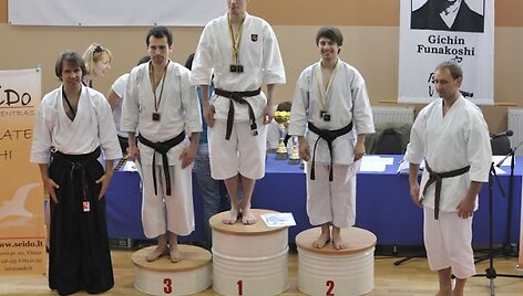 G.Dranevičius (kairėje) ir sportininkai