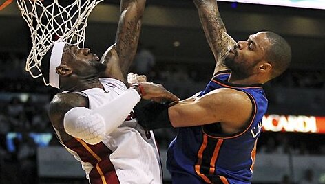 LeBronas Jamesas blokuojas Tysono Chandlerio metimą