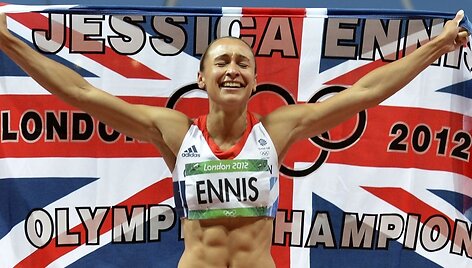 Po 800 m rungties fini&scaron;o Jessica Ennis i&scaron;kart apsigaubė vėliava, ant kurios buvo para&scaron;yta &bdquo;Jessica Ennis - olimpinė čempionė&ldquo;