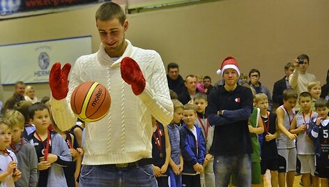 Jonas Valančiūnas Sostinės krep&scaron;inio mokyklos &scaron;ventėje