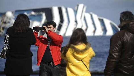 Tęsiama laivo &bdquo;Costa Concordia&ldquo; gelbėjimo operacija