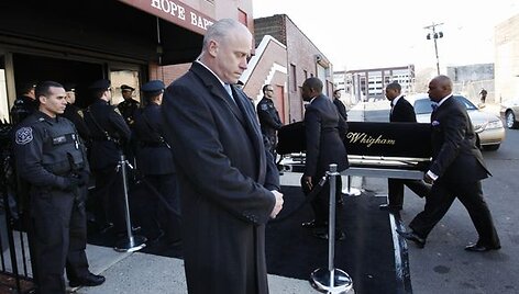 Akimirka prie&scaron; atsisveikinimo su Whitney Houston ceremoniją