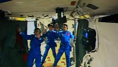 Kinijos astronautai pirmą kartą įėjo į aplink Žemę skriejantį modulį.