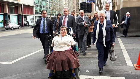 Australijoje Lynette Rowe, kuri gimė be rankų ir kojų, nes jos motina nė&scaron;tumo metu vartojo vaistą talidomidą, trečiadienį laimėjo istorinį daugiamilijoninį susitarimą byloje prie&scaron; vaistų firmas.