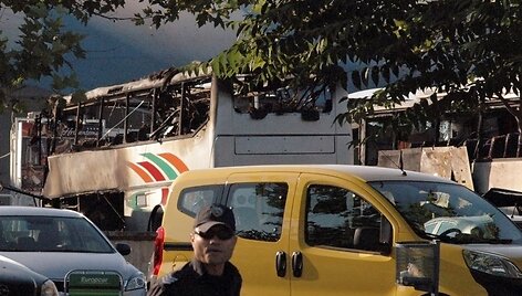 Bulgarijoje dėl sprogimo autobuse uždarytas Burgaso oro uostas, trys žmonės žuvo.