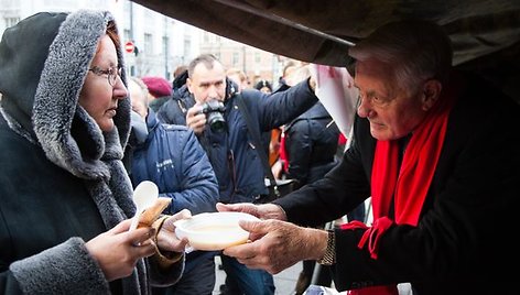 Valdas Adamkus pasitarnavo dalijant labdaringą sriubą