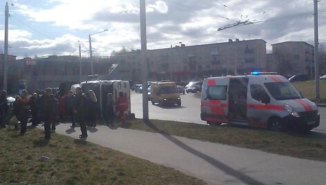 Kaune apvirto vilkikas.