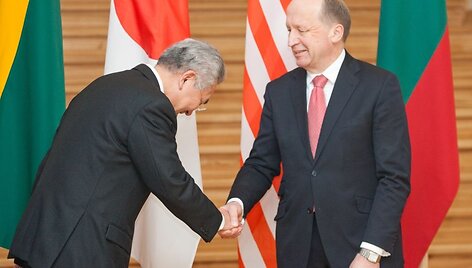 &bdquo;Hitachi, Ltd.&ldquo; viceprezidentas Masaharu Hanyu (kairėje) dėkingas Lietuvos premjerui A.Kubiliui už užsakymą.
