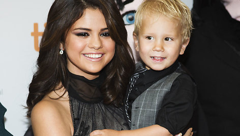 Selena Gomez su Justino Bieberio broliuku Jaxonu