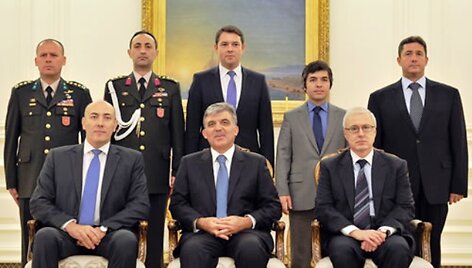 Lietuvos ambasadorius Turkijoje Kęstutis Kudzmanas (sėdi pirmas i&scaron; kairės) su Turkijos prezidentu Abdullah G&uuml;lu (sėdi viduryje)