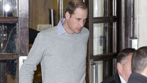 Princas Williamas i&scaron;eina i&scaron; ligoninės, kurioje guli hercogienė Catherine