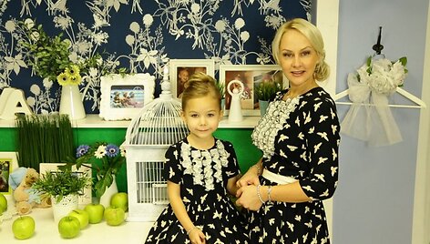 Unė su mama dainininke Diana Dargiene