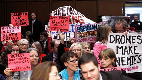 &bdquo;Code Pink&ldquo; protestuotojai Senato posėyje, kuriame svarstoma naujojo CŽV direktoriaus kandidatūra
