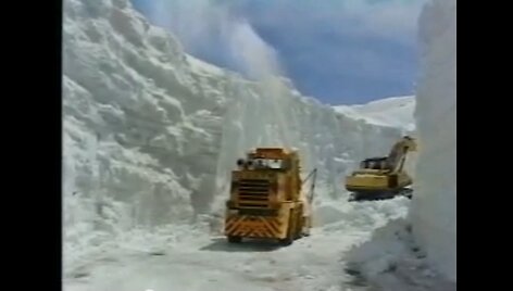 Japonijoje užsnigo &bdquo;Tateyama Kurobe Alpine&ldquo; kelias