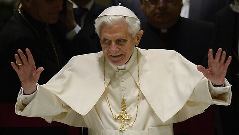 Popiežius Benediktas XVI pirmą kartą po prane&scaron;imo apie atsistatydinimą pasirodė vie&scaron;ai