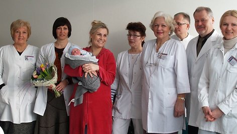 Santariškių klinikų personalas sveikina pirmąją gimdyvę ir jos sūnelį