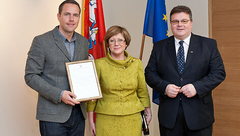 Filmo &bdquo;Kita svajonių komanda&rdquo; režisierius Marius A.Markevičius, &bdquo;Kino pavasaris&ldquo; direktorė Vida Rama&scaron;kienė ir užsienio reikalų ministras Linas Linkevičius