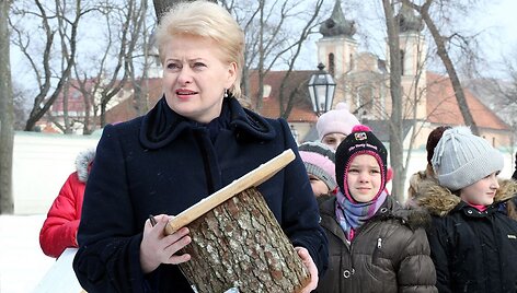 Prezidentė su vaikais Prezidentūros kieme i&scaron;kėlė inkilus