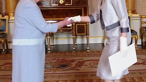 Lietuvos ambasadorė Londone Asta Skaisgirytė Liau&scaron;kienė ir Jungtinės Karalystės karalienė Elžbieta II