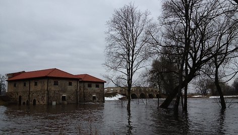 Patvinusi Kruoja užliejo restauruotą Pakruojo dvarą