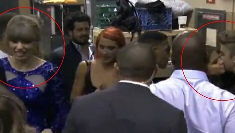 Justinas Bieberis ir Selena Gomez pasibučiuoja užkulisiuose