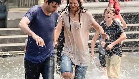 Katie Holmes ir Luke'as Kirby filmavimo aik&scaron;telėje