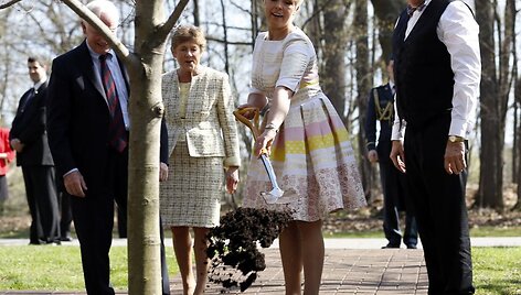 Estijos prezidentas Toomasas Hendrikas Ilvesas (de&scaron;inėje) su žmona Evelin