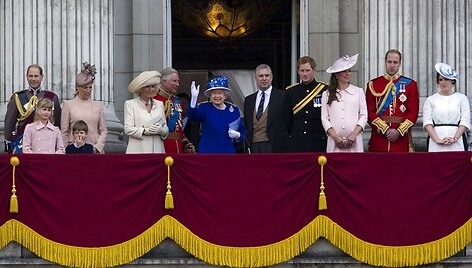 Britų karali&scaron;koji &scaron;eima (i&scaron; kairės): princas Edwardas su žmona Vesekso grafiene Sophie ir vaikais Louise ir Jamesu, Kornvalio hercogienė Camilla ir princas Charlesas, karalienė Elizabeth II, princas Andrew, princas Harry, Kembridžo hercogienė Catherine, princas Williamas ir princesė Eugenie