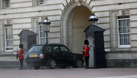 Karalienė Elizabeth II atvyko į Bakingamo rūmus