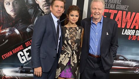 Ethanas Hawke'as, Selena Gomez ir Jonas Voightas