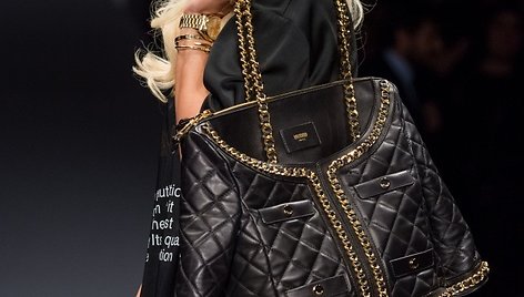 Rita Ora „Moschino“ kolekcijos pristatyme