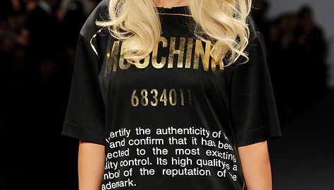 Rita Ora „Moschino“ kolekcijos pristatyme