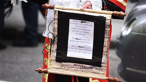 Karali&scaron;kosios poros gerbėjai džiaugiasi princesės gimimu